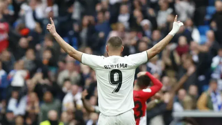 benzema-soccer-player-number-9-jersey